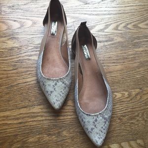 Halogen Women’s Pointy Snake/Gold Flats Size 9.5 M